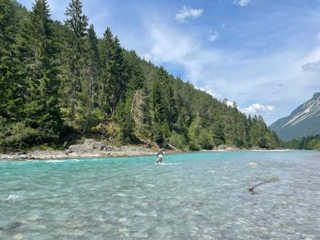 Fliegenfischer beim Angeln im Fluss