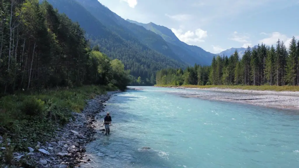 Fliegenfischer im Wasser