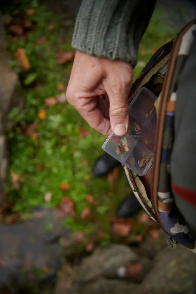 Fly boxes, tippet spools, pliers: everything is easily at hand with the Umpqua Sling Pack