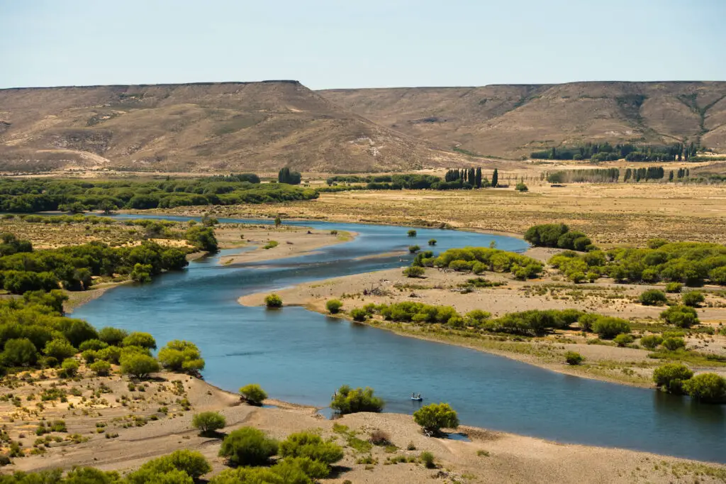 The Collón Curá River flows southward from the confluence of the Alumine with the Catan Lil
rivers near the town of Junín de los Andes.