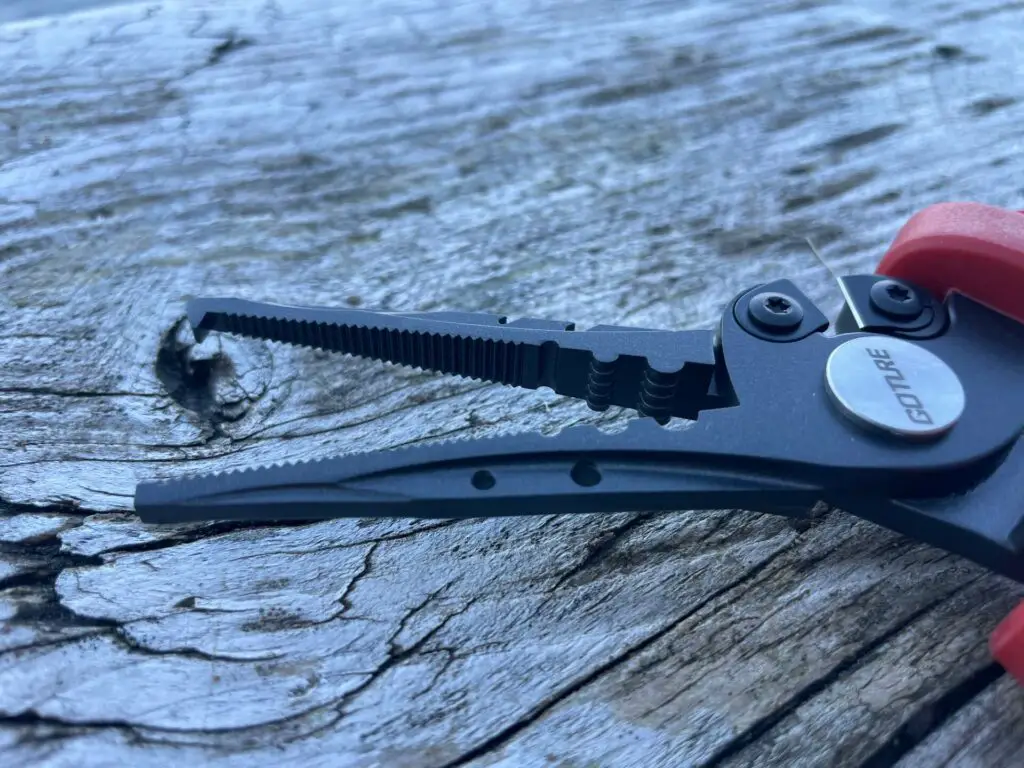 Serrated blades of the Goture fishing pliers