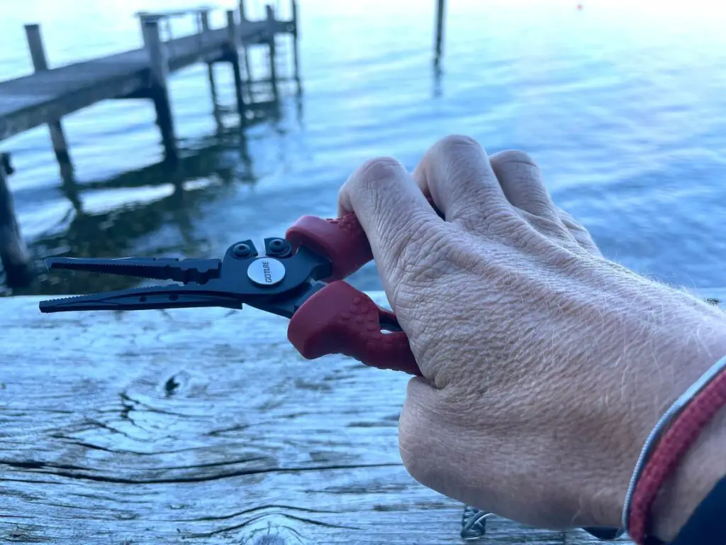 Serrated blades on the Goture fishing pliers