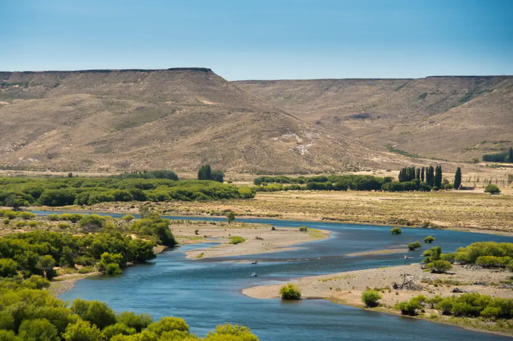 The lower Collón Curá River featured plenty of cut banks which made drifting large foam attractors
the most productive pattern. (Photo by Isaias Miciu)