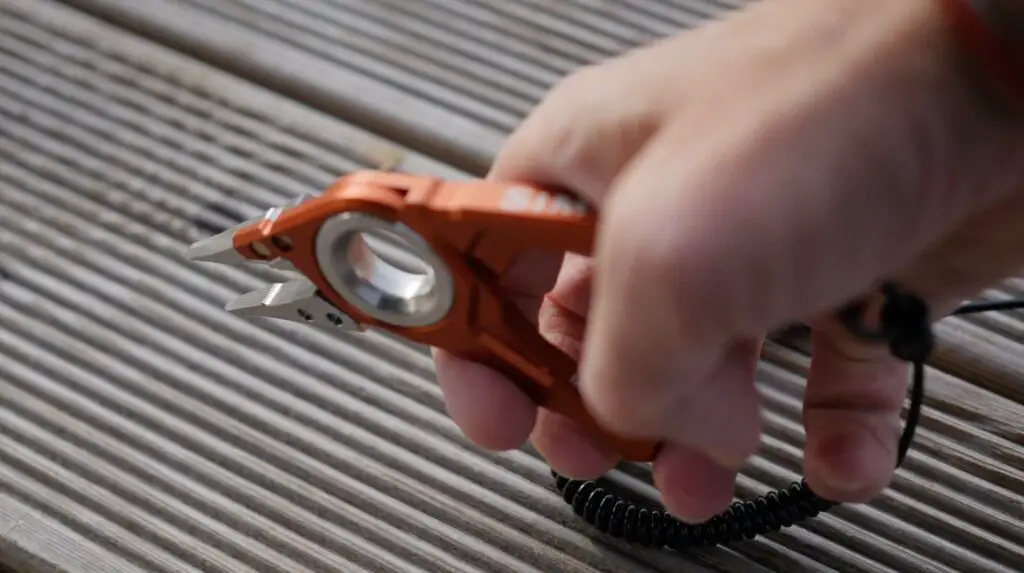 Serrated blades on the Simms Flyweight Fishing Pliers