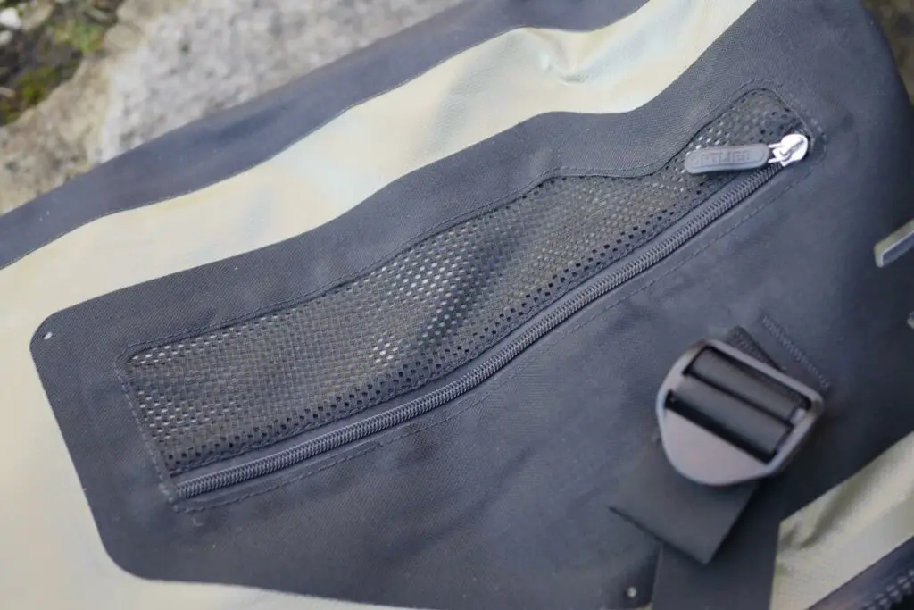 Zippered mesh pocket on the outside of the Ortlieb Duffle RS 85