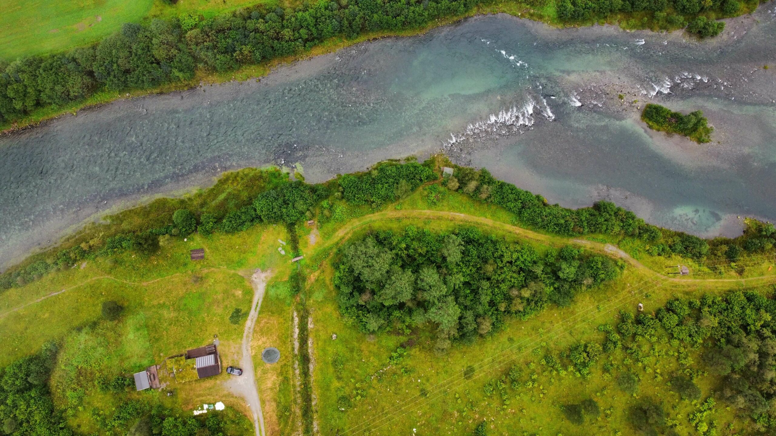 The big riffle and adjacent pool close to the cabin at Eira seen from above. 