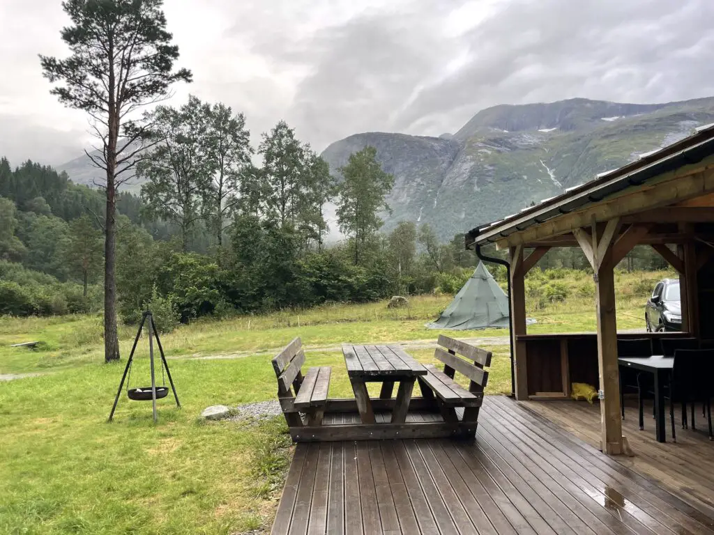 The cabin at Eira features a great outdoor area with several tables and a fireplace. 